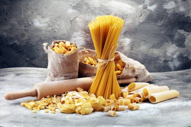 Makarna rustik gri arka plan üzerine çeşitli karışımı. Diyet ve gıda co