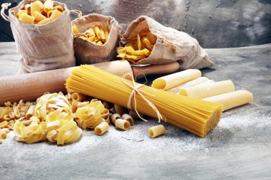 Makarna rustik gri arka plan üzerine çeşitli karışımı. Diyet ve gıda co