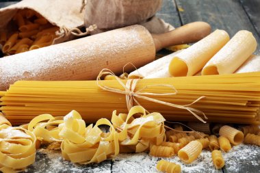 Makarna rustik gri arka plan üzerine çeşitli karışımı. Diyet ve gıda co