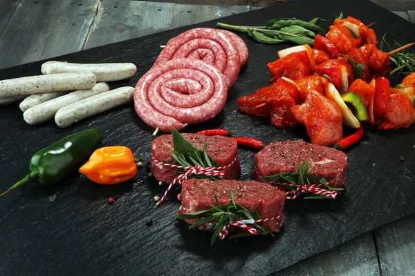 Seleção de carne marinada para churrasco grelhando com ervas na mesa — Fotografia de Stock