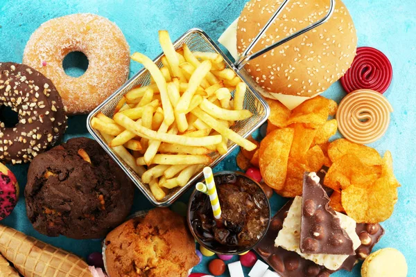 Нездоровые продукты. еда вредна для фигуры, кожи, сердца и зубов. — стоковое фото