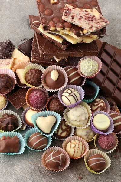 Una gran variedad de pralinés de chocolate, gourm de confitería belga — Foto de Stock