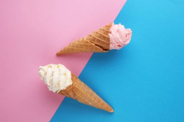 Vanilya yoğurt veya yumuşak kıvamlı dondurma waffle koni dondurulmuş.