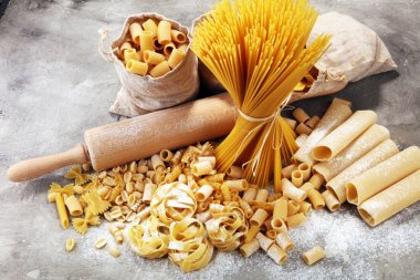 Makarna rustik gri arka plan üzerine çeşitli karışımı. Diyet ve gıda co