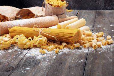 Makarna rustik gri arka plan üzerine çeşitli karışımı. Diyet ve gıda co