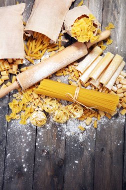 Makarna rustik gri arka plan üzerine çeşitli karışımı. Diyet ve gıda co