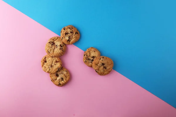 Chocolate cookies flat lay on colored paper. — Stock Photo, Image