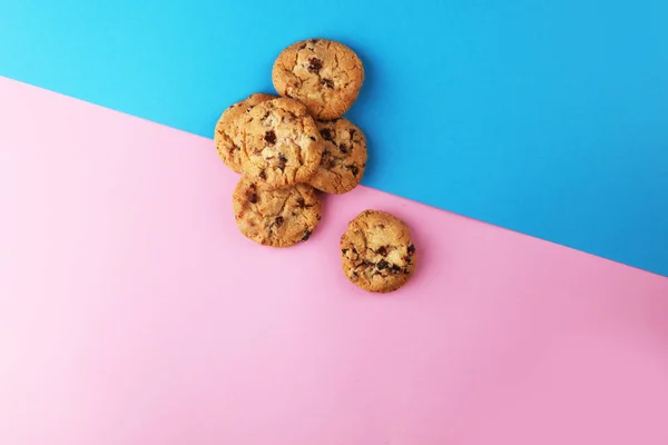 Chocolate cookies flat lay on colored paper. — Stock Photo, Image