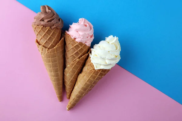 Vanilla frozen yogurt or soft ice cream in waffle cone. — Stock Photo, Image