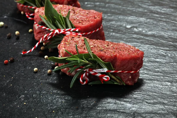 Filetes de ternera crudos con especias para asar barbacoa . — Foto de Stock