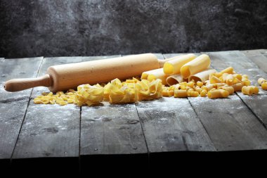 Makarna rustik gri arka plan üzerine çeşitli karışımı. Diyet ve gıda co