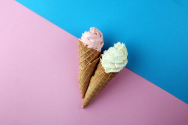 Vanilya yoğurt veya yumuşak kıvamlı dondurma waffle koni dondurulmuş.