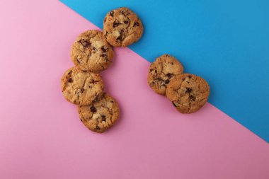 Çikolata kurabiye düz renkli kağıt üzerinde yatıyordu.