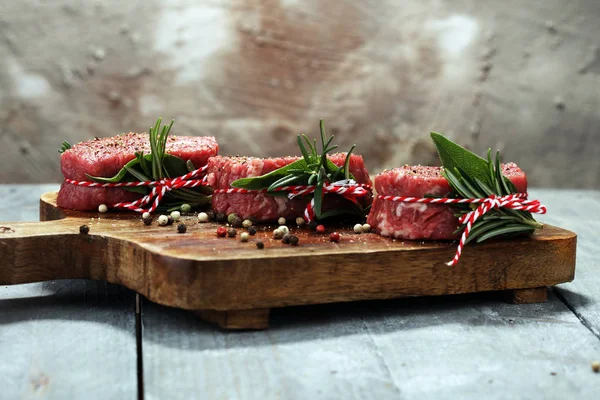 Bifes de filé de carne crua com especiarias para churrasco . — Fotografia de Stock