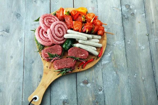 Selección de carne marinada para asar a la parrilla con hierbas en la mesa — Foto de Stock
