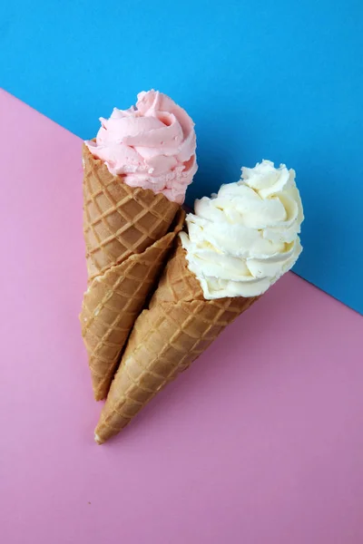 Vanilla mrożone jogurt lub lodów w stożka wafel. — Zdjęcie stockowe