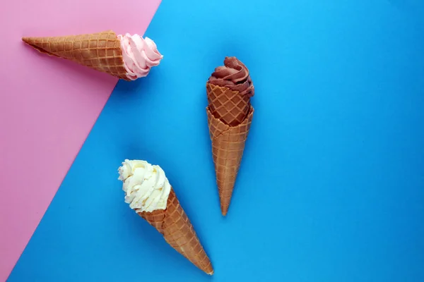 Vanilla frozen yogurt or soft ice cream in waffle cone. — Stock Photo, Image