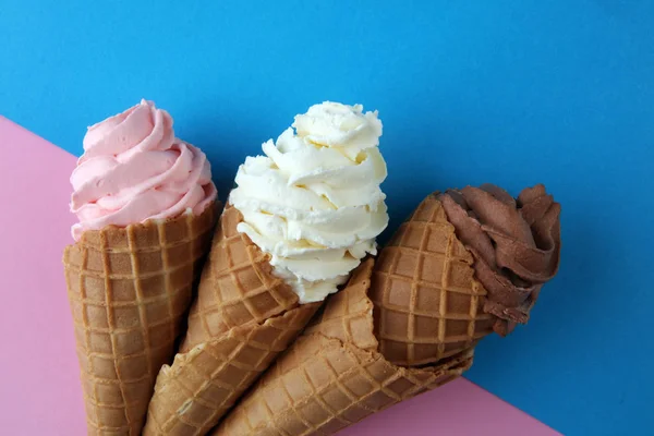 Yogur helado de vainilla o helado suave en cono de gofre . —  Fotos de Stock