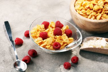 Sağlıklı kahvaltı conce için kase mısır gevreği ve ahududu