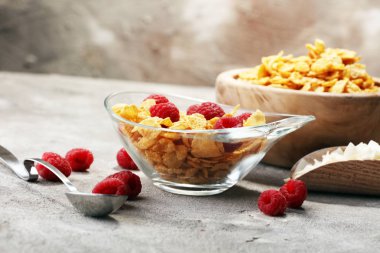 Sağlıklı kahvaltı conce için kase mısır gevreği ve ahududu