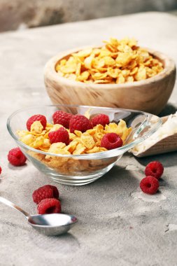 Sağlıklı kahvaltı conce için kase mısır gevreği ve ahududu