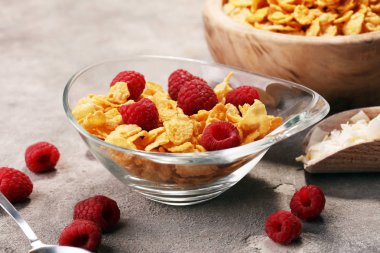 Sağlıklı kahvaltı conce için kase mısır gevreği ve ahududu