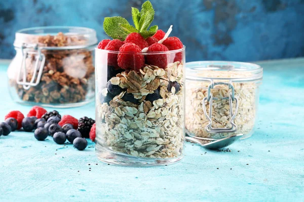 ヨーグルト、ミューズリーとブルーの果実を健康的な朝食 — ストック写真