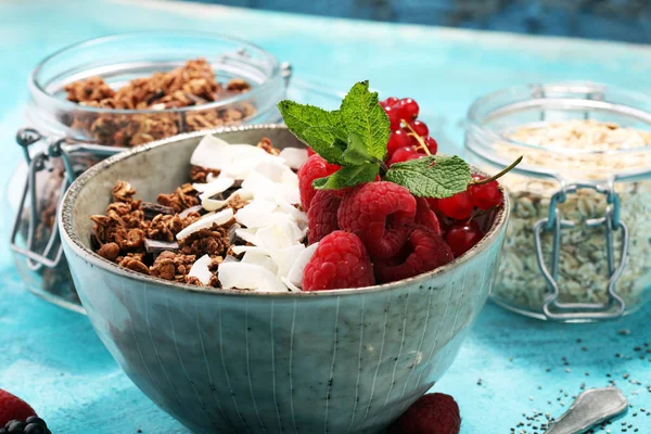 Granola desayuno saludable con yogur natural, muesli y berrie —  Fotos de Stock