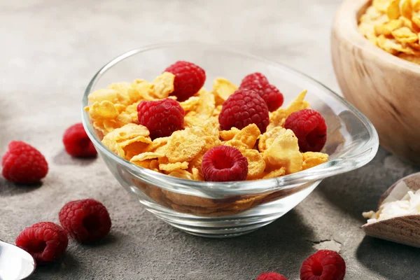 Bowl of Cornflakes and Raspberries for a healthy breakfast conce — Stock Photo, Image