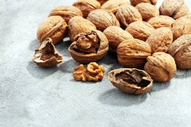 Ceviz taneleri ve rustik eski tablosundaki bütün ceviz