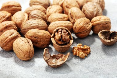 Ceviz taneleri ve rustik eski tablosundaki bütün ceviz