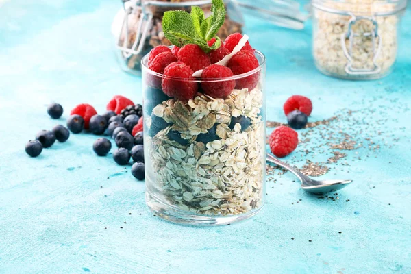 Desayuno saludable con yogur natural, muesli y bayas en blu —  Fotos de Stock