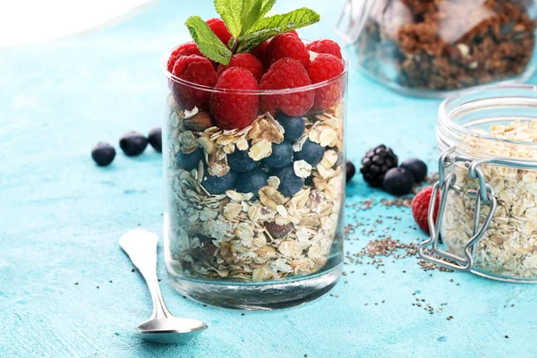 Desayuno saludable con yogur natural, muesli y bayas en blu —  Fotos de Stock
