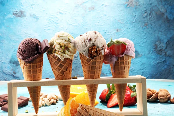 Set van ijs bolletjes van verschillende kleuren en smaken — Stockfoto