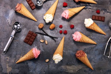 Vanilya yoğurt veya yumuşak kıvamlı dondurma waffle koni dondurulmuş 