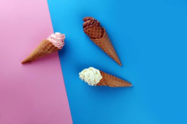 Vanilya yoğurt veya yumuşak kıvamlı dondurma waffle koni dondurulmuş.
