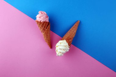 Vanilya yoğurt veya yumuşak kıvamlı dondurma waffle koni dondurulmuş.