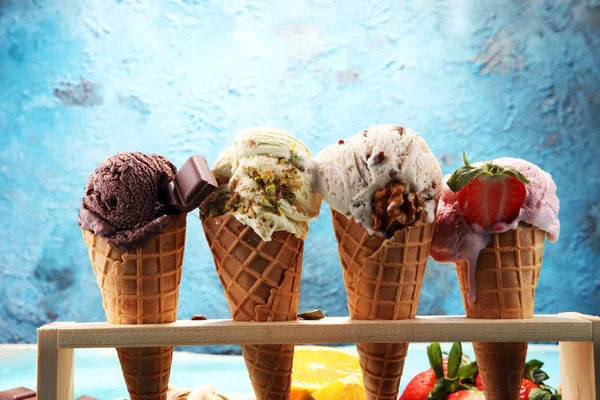 Zestaw scoops ice cream różne kolory i smaki — Zdjęcie stockowe