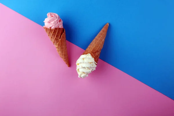 Vanilla frozen yogurt or soft ice cream in waffle cone. — Stock Photo, Image