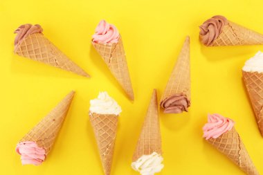 Vanilya yoğurt veya yumuşak kıvamlı dondurma waffle koni dondurulmuş.