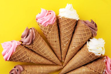 Vanilya yoğurt veya yumuşak kıvamlı dondurma waffle koni dondurulmuş.