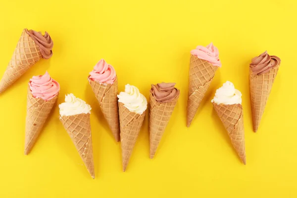 Yogur helado de vainilla o helado suave en cono de gofre . — Foto de Stock