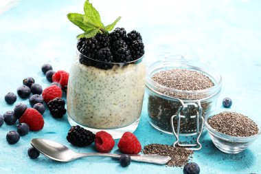 Sağlıklı berry chia puding dağınık meyve bir kavanoza izole