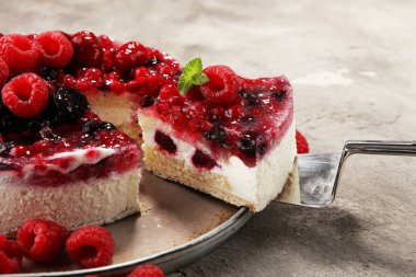 Ahududulu kek ve bir sürü taze ahududu