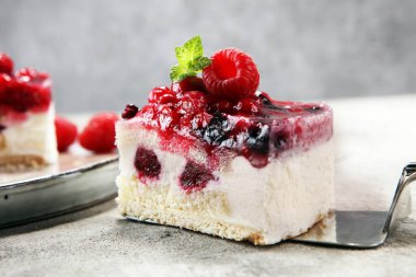 Ahududulu kek ve bir sürü taze ahududu