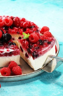 Ahududulu kek ve bir sürü taze ahududu