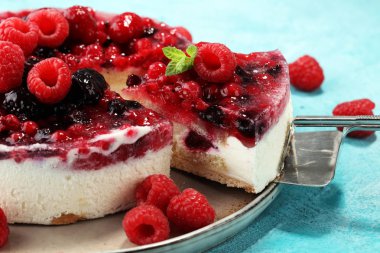 Ahududulu kek ve bir sürü taze ahududu