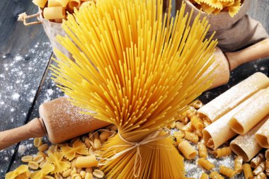 Makarna rustik gri arka plan üzerine çeşitli karışımı. Diyet ve gıda co