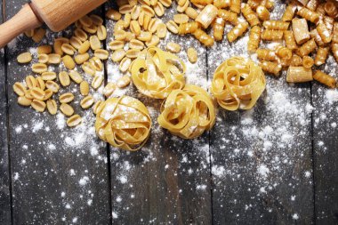 Makarna rustik gri arka plan üzerine çeşitli karışımı. Diyet ve gıda co