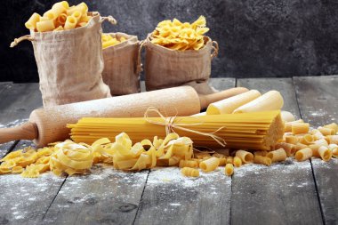 Makarna rustik gri arka plan üzerine çeşitli karışımı. Diyet ve gıda co